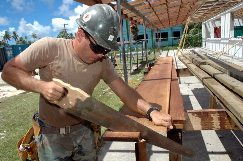 menuisier-TOULON-min_worker_construction_building_carpenter_male_job_build_helmet-893290